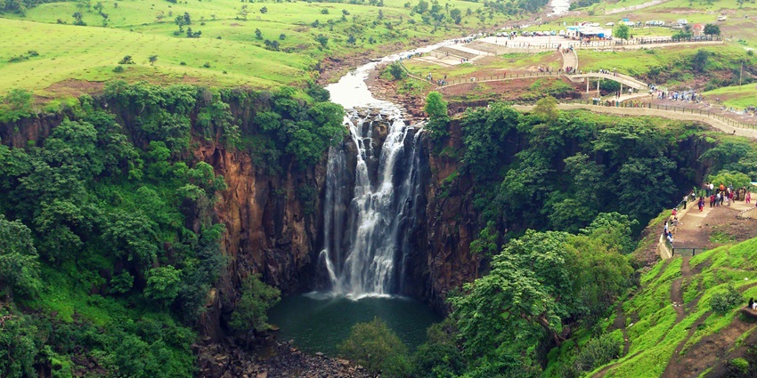 A picture of Patalpani Waterfall, a beautiful tourist attraction nearby