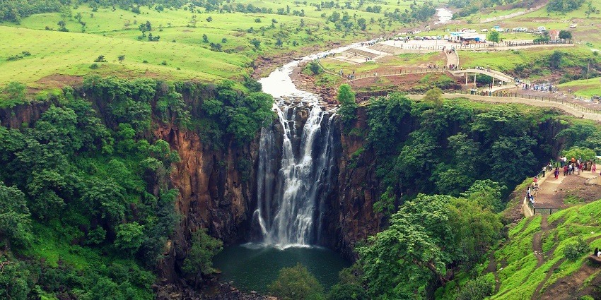 A scenic view of Patalpani Waterfall cascading down, the best place near Indore Zoo.