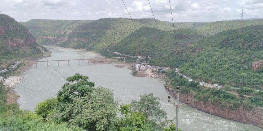 Pathala Ganga is a sacred spot on the banks of Krishna River, where you can take a dip.