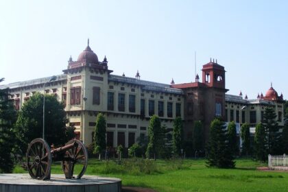 Visit this memorial in the capital city of Bihar to unveil some historical artefacts.