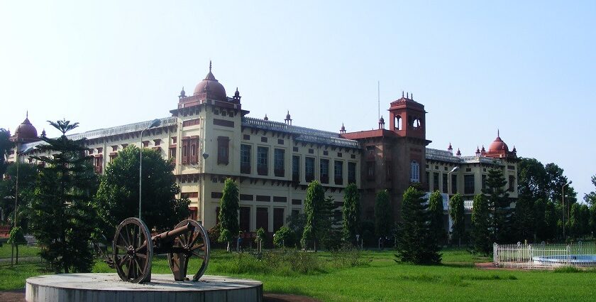 Visit this memorial in the capital city of Bihar to unveil some historical artefacts.