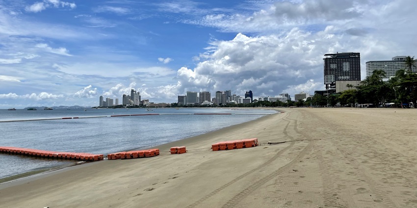 A picture of a scenic coast of Pattaya with the vast sea visible in the background