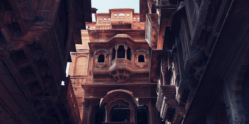 Patwon Ki Haveli architecture, featuring intricate stone carvings and jharokhas.