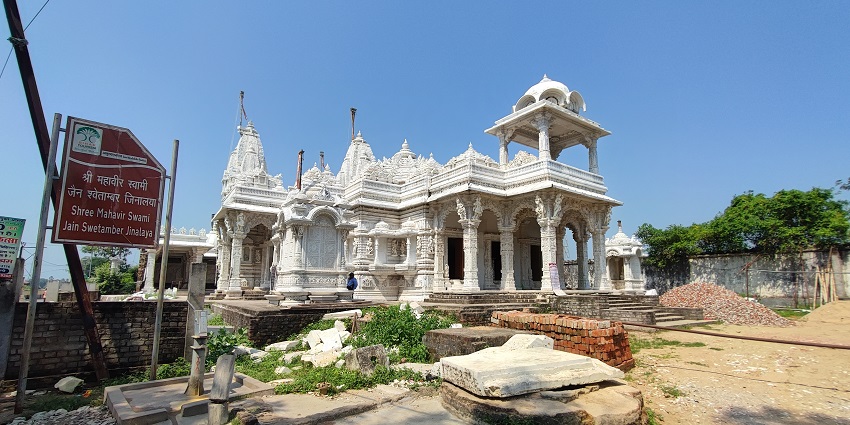 An image of Pawapuri Jain Temple which is one of the Jain Temples in Bihar, India.