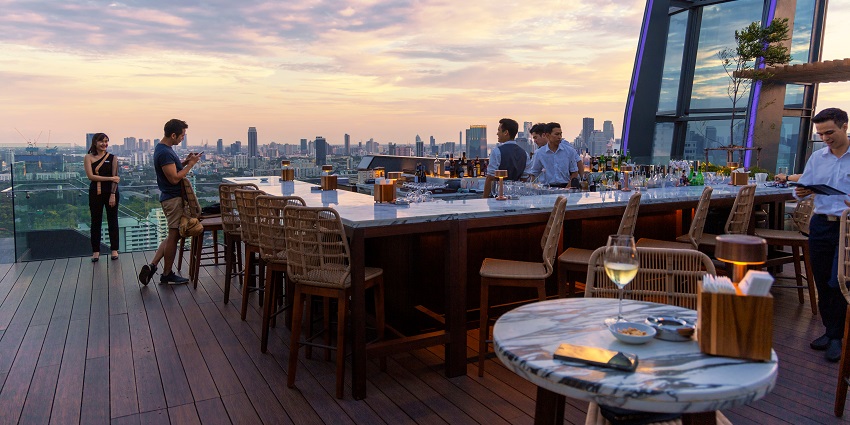Elegant nightlife in Jaipur at a rooftop lounge with city views, diverse cuisine, and unique cocktails