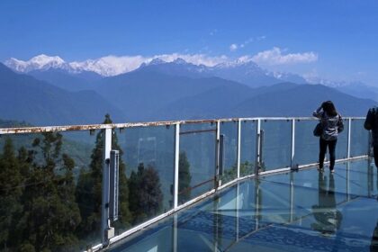 Panoramic view of the beautiful summits of Mount Himalaya from the sky bridge in Pelling