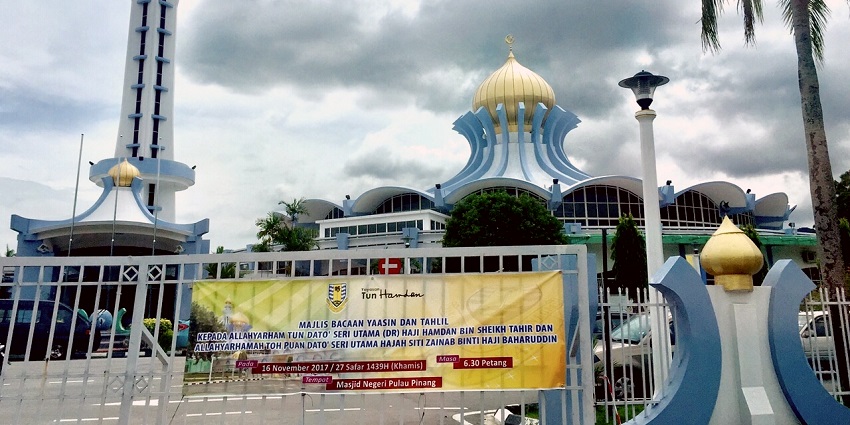 This mosque is renowned for its ideal blend western and Islamic architecture