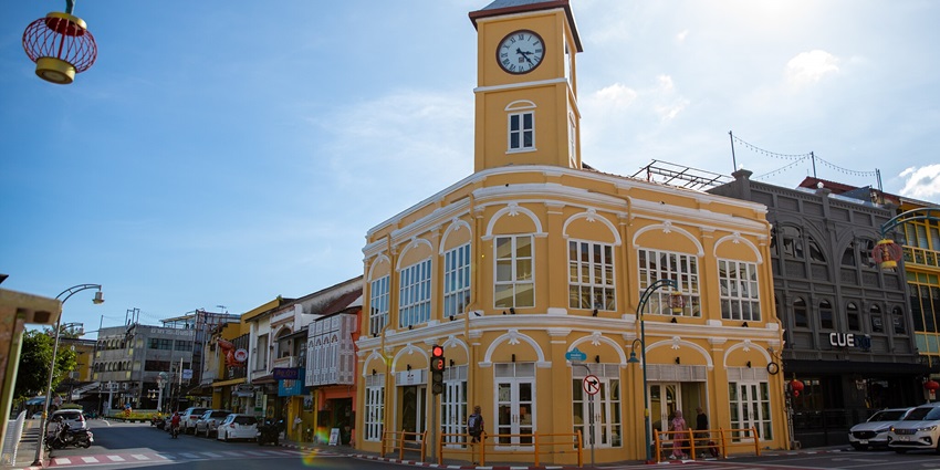 The old town in the city is a perfect place to enjoy a romantic time with your beloved.