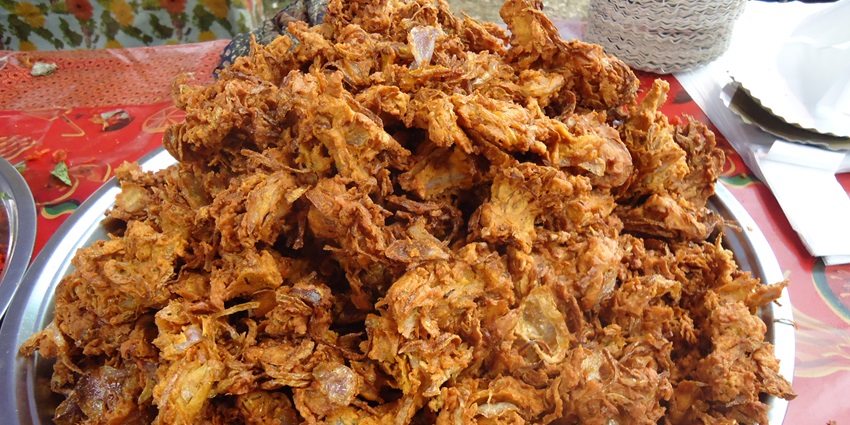 Mouthwatering image of the Piaji which is Rosted Onion and one of the street foods of Odisha