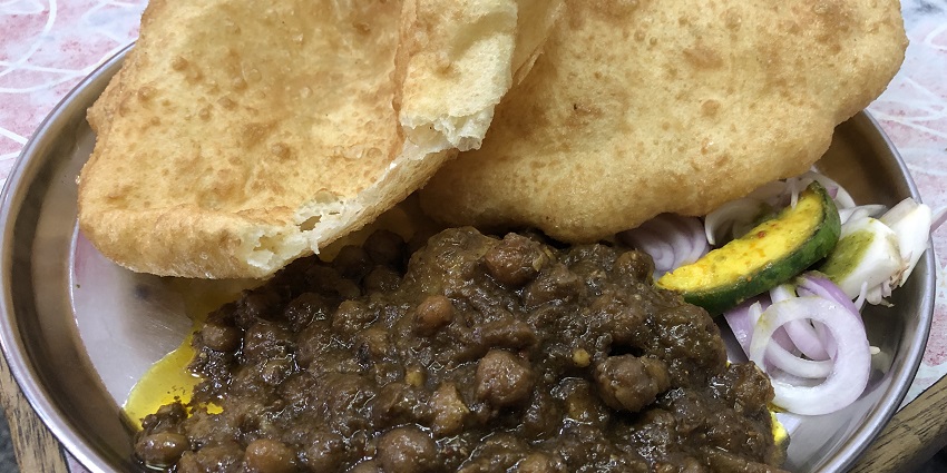 Image of the fresnsly cooked Pindi Chana which is served by the Bhutre