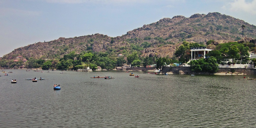 Vast view of Mount Abu, Rajasthan, showcasing the lush greenery, rugged terrain and a lake.