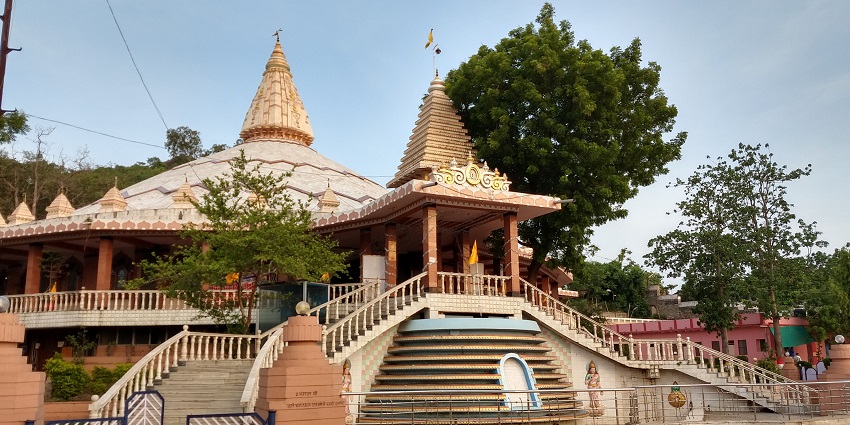 Beautiful Jain temple complex of Pisanhari Ki Madiya in Jabalpur