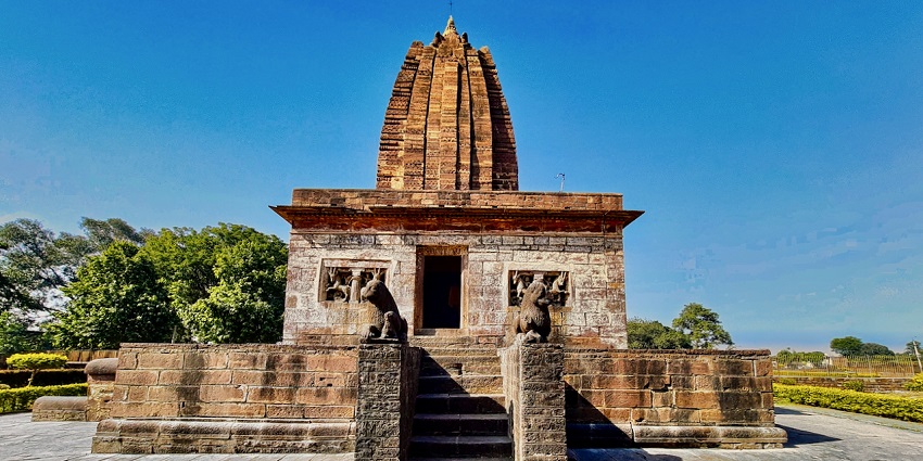 Pisanhari Ki Mariah is one of the popular temples in Jabalpur of the Jain community