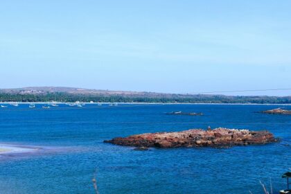 Places to visit in Alibaug offer beaches, forts, temples, and markets for relaxation.