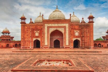 Humayun’s Tomb is one of the major tourist attractions in Delhi that you can visit on Sunday