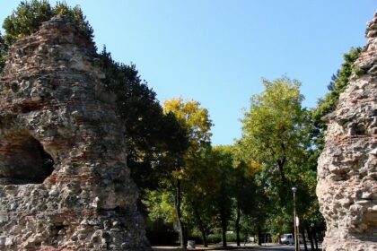 A picture of a monument in Hisar with trees and greenery all around the place