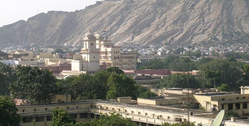 There are several places to visit in Jaipur for couples offering amazing experiences.