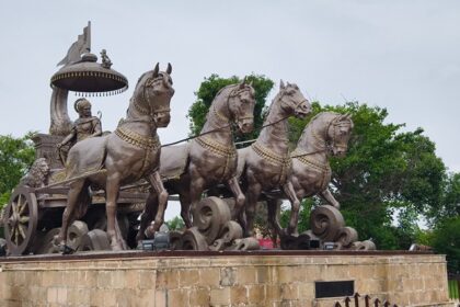 Image of Horse chariot Statue of Krishna and Arjuna During Mahabharata war - Places to visit in Kurukshetra