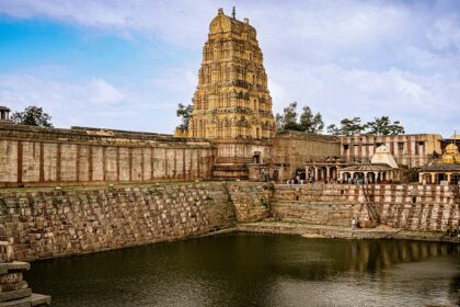 A glimpse of a famous temple in the region of Madhya Pradesh surrounded by azure waters.