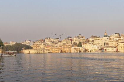 A stunning sunset view over Lake Pichola with serene waters and historic buildings, one of the best places to visit in Udaipur in October.