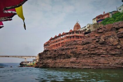 A beautiful view of the Narmada River from Maheshwar Fort, one of the best places to visit near Madhya Pradesh