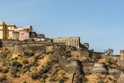 Majestic Kumbhalgarh Fort perched atop hill, one of the top places to visit in Kumbhalgarh.