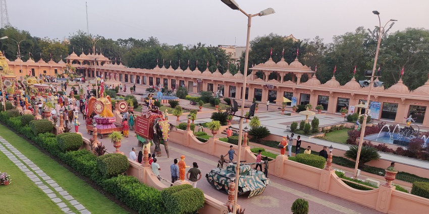 Image of a group of devotees performing a ritual at Nilkanth Dham Poicha temple