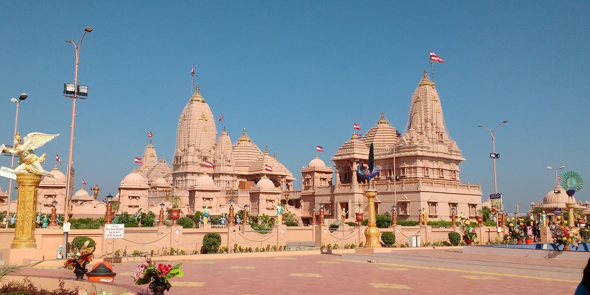 Image of the Poicha Swaminarayan Temple, located at Nilkanthdham Road