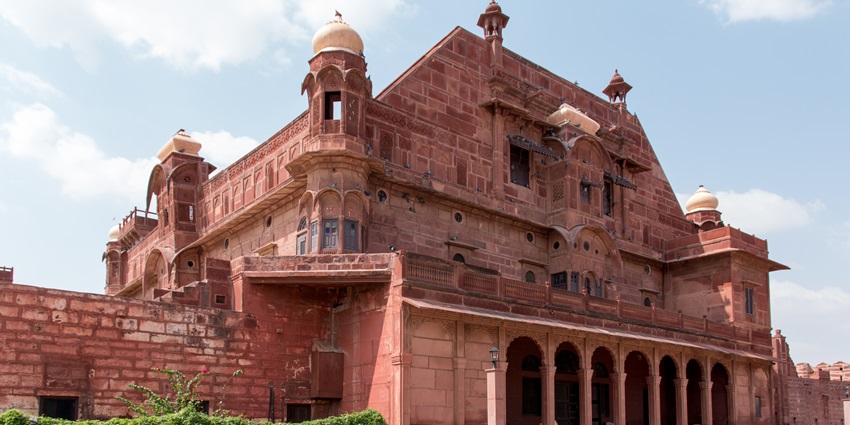 A view of a fort made of red sandstone, one of the best places to visit in Pokhran.