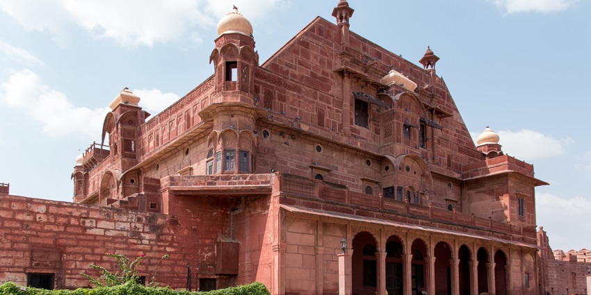 Image of Pokhran Palace royal entrance view from the outside during day time