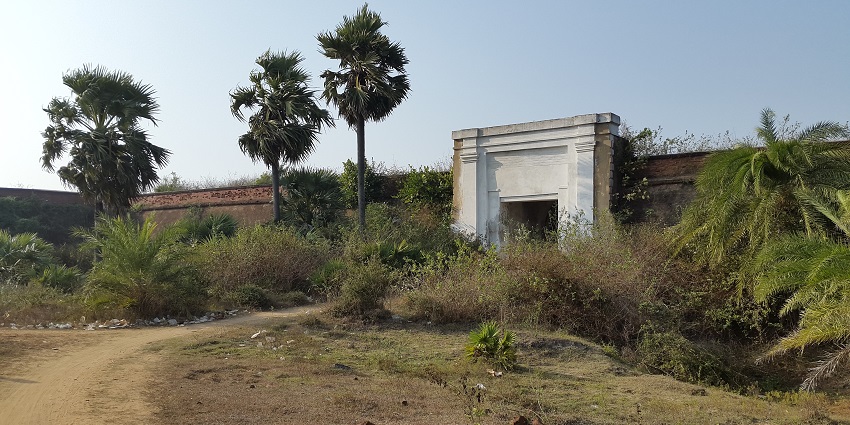 Potagarh Fort is situated in the district of Ganjem in Jharkhand and is covered with grass.