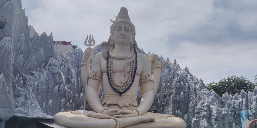 Snapshot of the Prachin Khera Shiv Mandir with the idol of Bhagwan shiv in Meditation