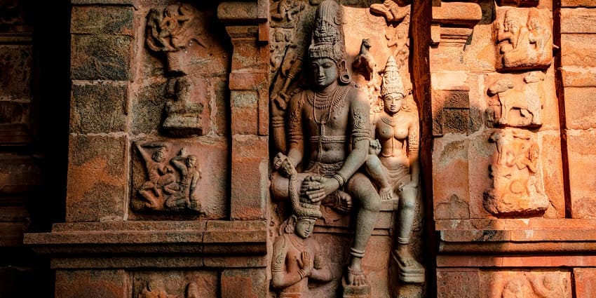 A picture of a wall carving at a Shiv temple in Delhi highlighting the historic Indian art