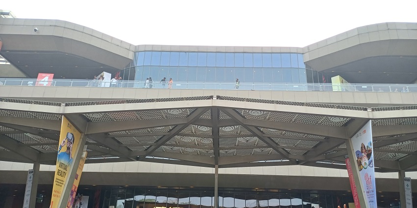 A picture of a park in Delhi with small fountains and an elevated terrace for people to stroll