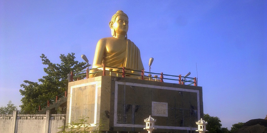 A huge Buddha statue, facing the east direction in Pragya Giri, is a must-visit here.