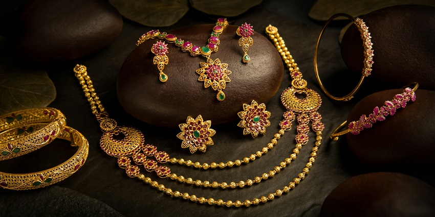 Jewellery set on display at Prateek Jewellers for jewellery shopping in Udaipur.