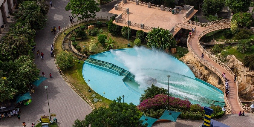 A mesmerising aerial view of an amusement park with fun and thrilling rides for all.