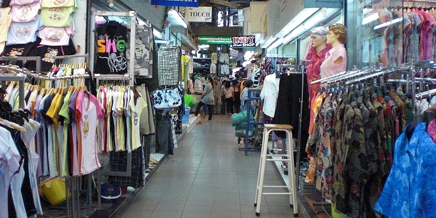 Pratunam Market is one of the long markets for street shopping in Bangkok for items.