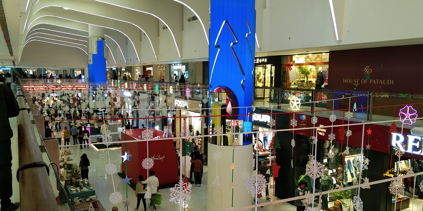 Vibrant Jodhpur shopping mall near Vasundhara Hospital offers affordable shopping and dining.