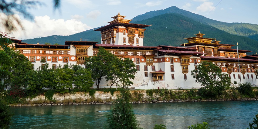 Punakha Dzong and its lush surroundings are perfect for a budget picnic destination.