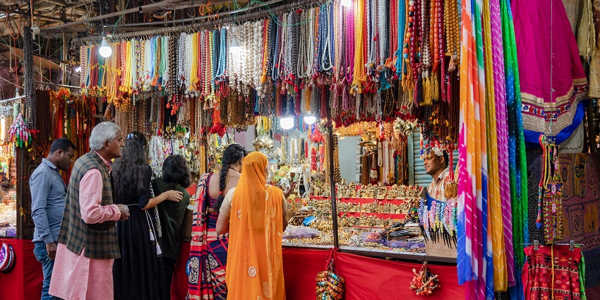 Evening scene at Pushkar Bazaar, bustling with the best tourist attraction in Pushkar.
