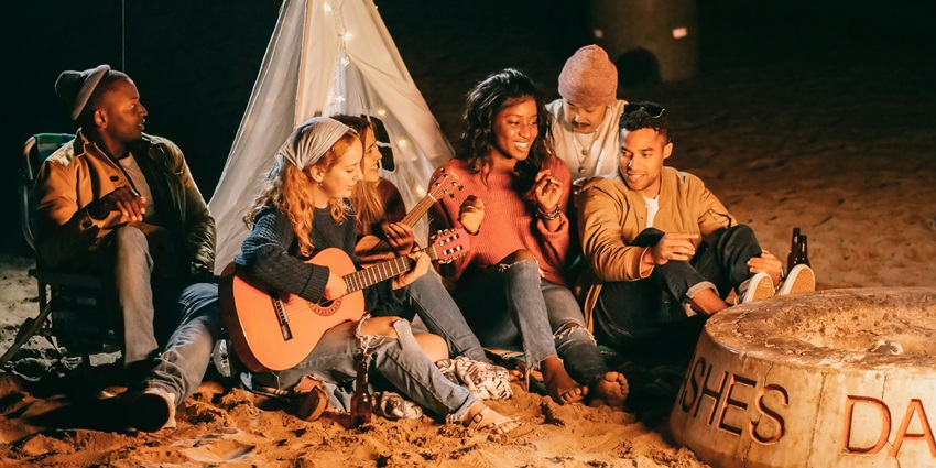 Lakeside DJ party at Varah Ghat with neon lights, energetic crowd, and electronic beats echoing across Pushkar’s sacred waters, one of the best among Pushkar music festivals.