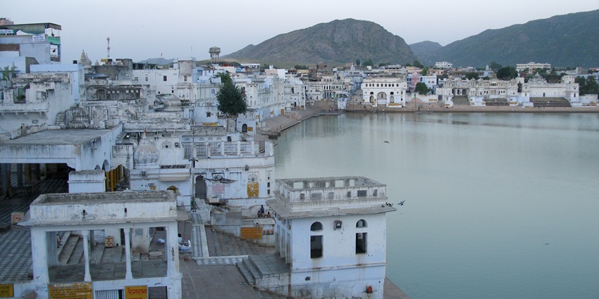 Panoramic view of Pushkar, one of the major places to visit near Ajmer within 100 km to witness the majestic hills and local life.