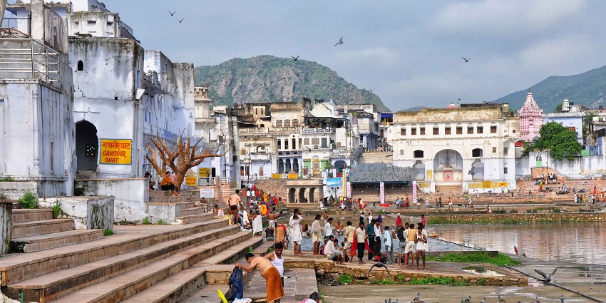 Enjoy camping by the sacred lake in Pushkar, blending comfort, culture, and festivals.