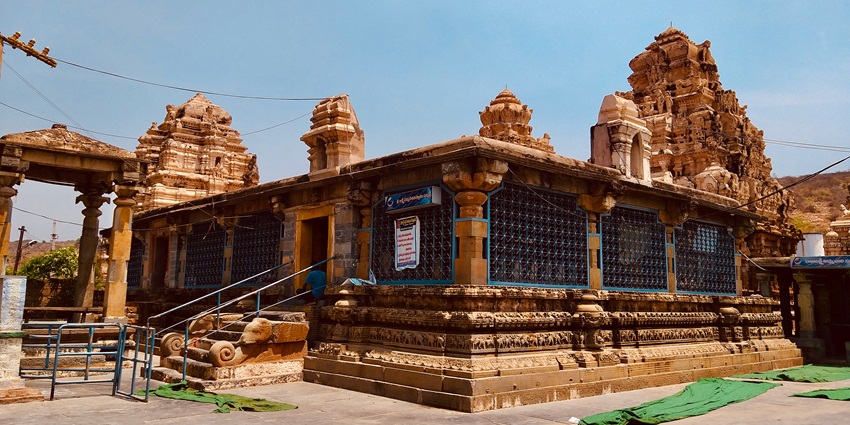 Pushpagiri Temple has designs of the ancient Dravidian style, adding to the magnificence of the complex.