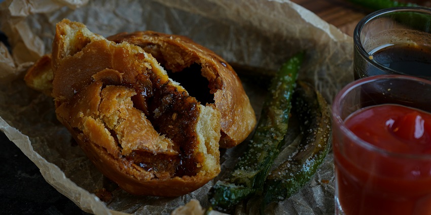 One of the best foods in Mount Abu is Pyaz Ki Kachori: onion-filled, snack with chutney.