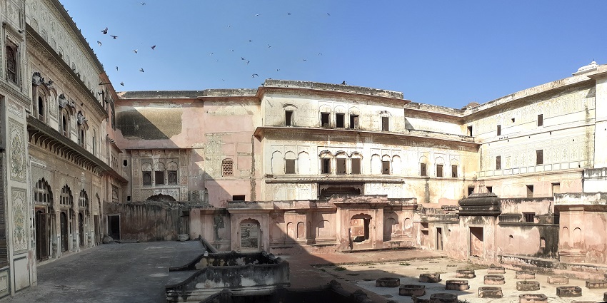 A picture of a historical building in Pinjab showcasing the traditional architecture