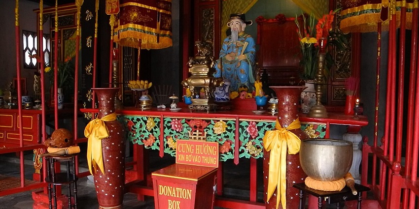 Seeking blessings at the Quan Cong Temple is one of the spiritual things to do in Hoi An.