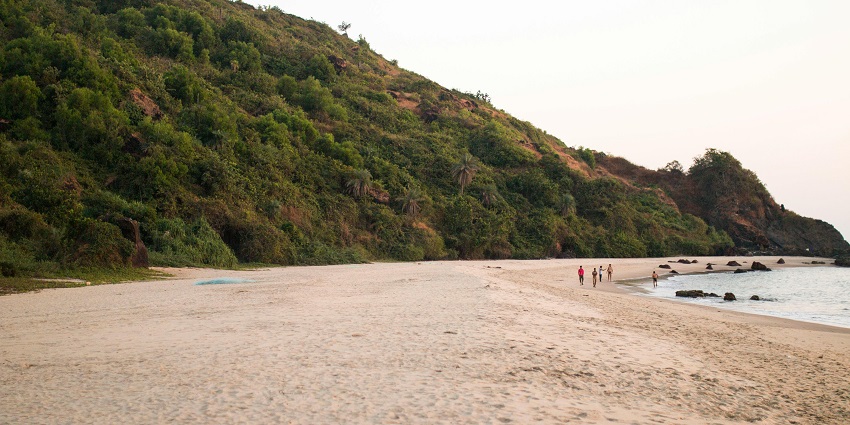 Querim Beach is a picturesque and secluded beach with white sand, perfect for strolls.