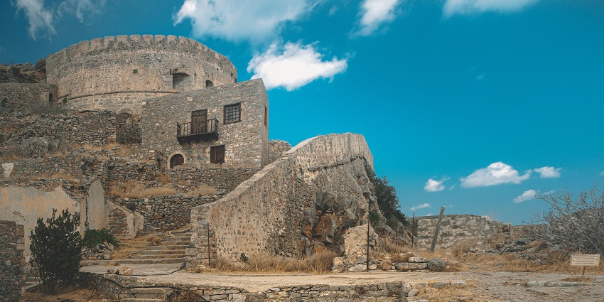 Side angle view of the fort walls against the clear blue sky